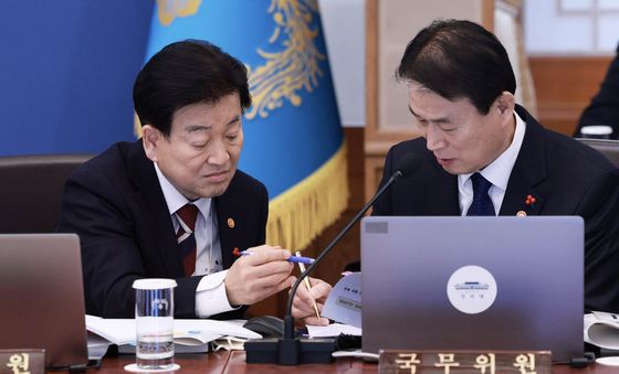 대화하는 정동영·권오을 장관