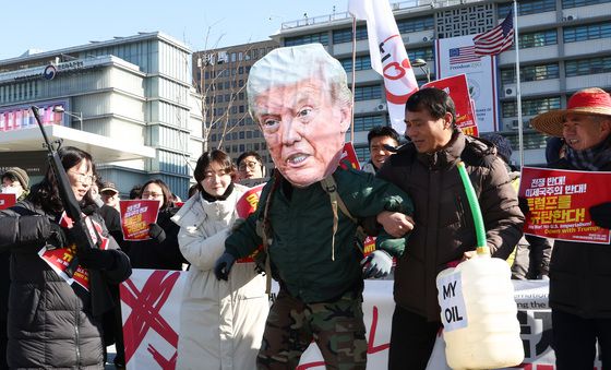 트럼프 대통령 체포 퍼포먼스하는 시민단체