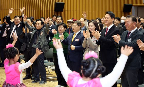 아이들 공연에 박수보내는 대한노인회 서울시연합회 신년인사회