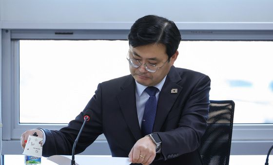 자료 살펴보는 이정문 위원장