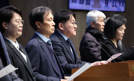 기자회견하는 차규근