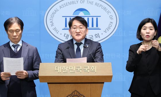 정치개혁 토론회 관련 기자회견하는 차규근