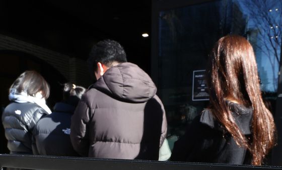 한파에도 '두쫀쿠' 기다리는 시민들