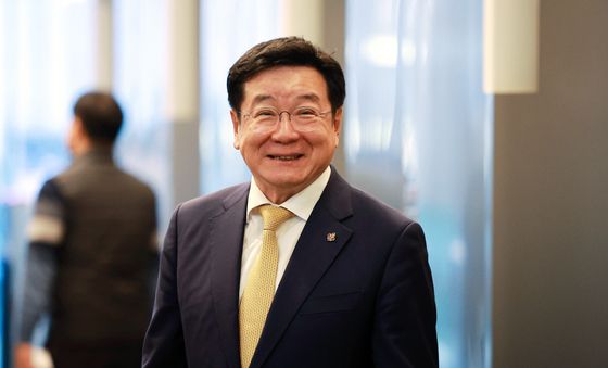 미소짓는 이찬희 위원장