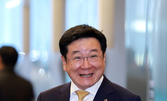 취재진과 대화하는 이찬희 위원장