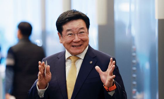 취재진과 활짝웃으며 대화하는 이찬희 위원장