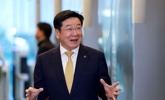 정례회의 참석 전 취재진과 대화하는 이찬희 위원장