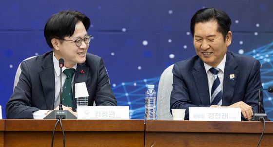 정청래 대표와 마주보며 미소 짓는 김정관 장관