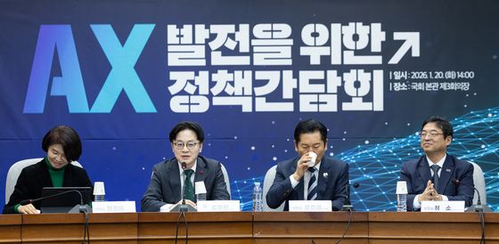 AX 정책 간담회 인사말하는 김정관 장관