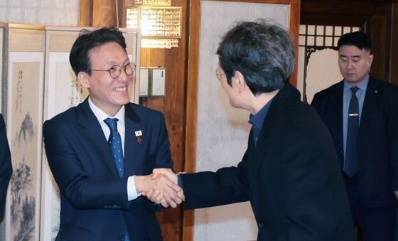 배우 문성근과 인사하는 김민석 총리