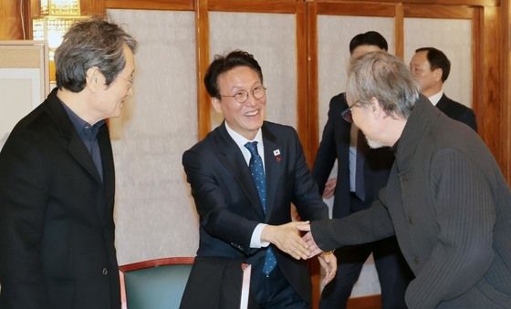 배우 정동환과 인사하는 김민석 총리