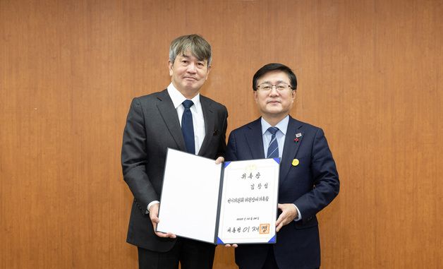 김성환 장관, 전기위원회 신임 위원장에 위촉장 수여