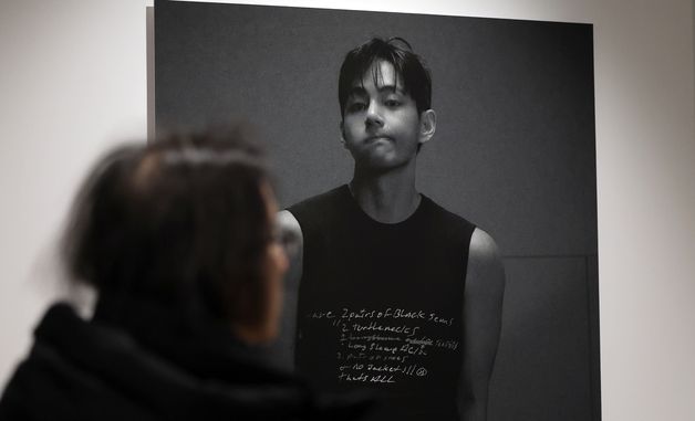 BTS 뷔, 포토북 공개 기념 오프라인 전시 개최