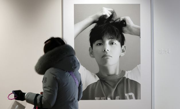 BTS 뷔, 포토북 '타입 비' 발간… 오프라인 전시 개최