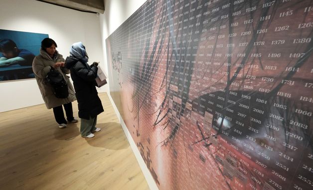 BTS 뷔, 포토북 '타입 비' 발간… 오프라인 전시 개최