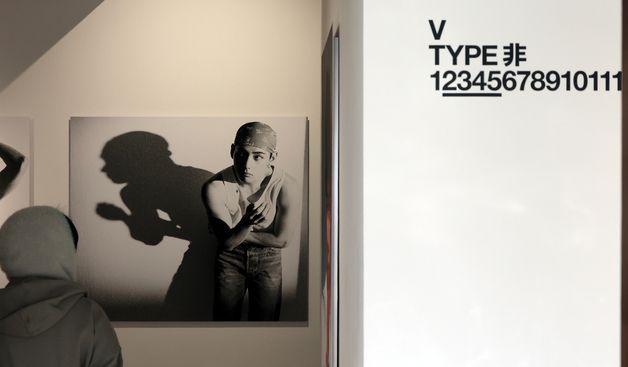 BTS 뷔, 포토북 '타입 비'에 새로운 얼굴 담았다⋯ 빠져드는 눈빛