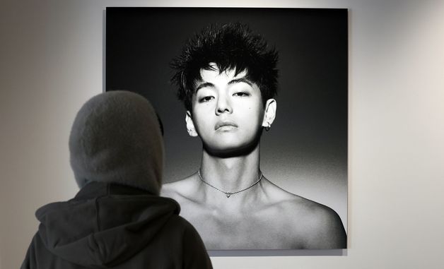 BTS 뷔, 상의 탈의한 채 공허한 눈빛…포토북 '타입 비' 공개