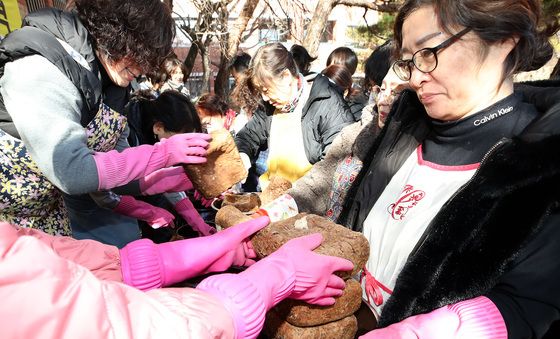 잊혀가는 전통 장 담그기