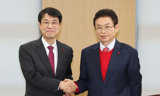 손잡은 이철우 경북지사와 김정기 대구시장 권한대행