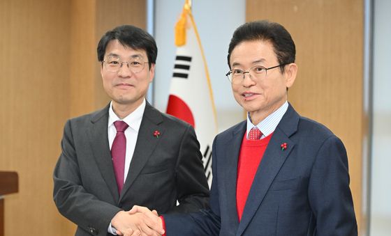 손잡은 이철우 경북지사와 김정기 대구시장 권한대행