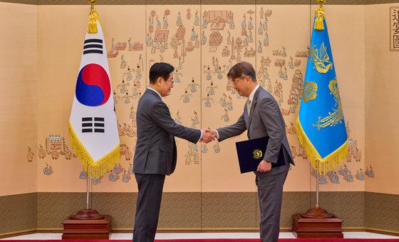 李대통령, 김지형 경사노위 위원장에 임명장…임기 2년