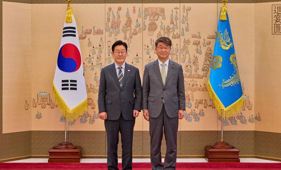 李대통령, 김지형 경사노위 위원장에 임명장