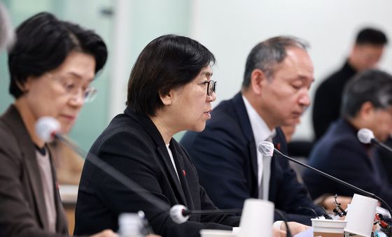 보건의료정책심의위원회에서 발언하는 정은경 장관