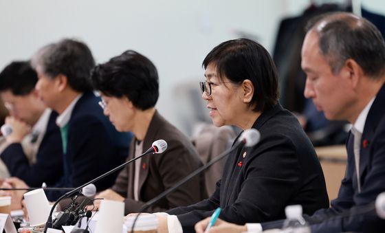 제4차 보건의료정책심의위원회 모두발언하는 정은경 장관