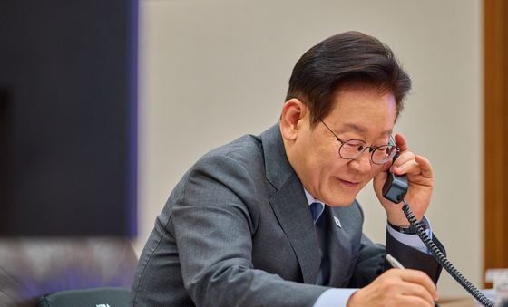 타밈 카타르 국왕 정상 통화하는 이재명 대통령