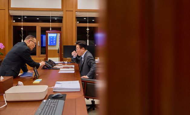 위성락 안보실장과 대화하는 이재명 대통령