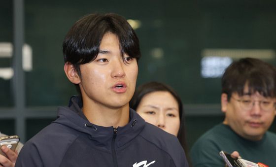 취재진과 인터뷰하는 김도영