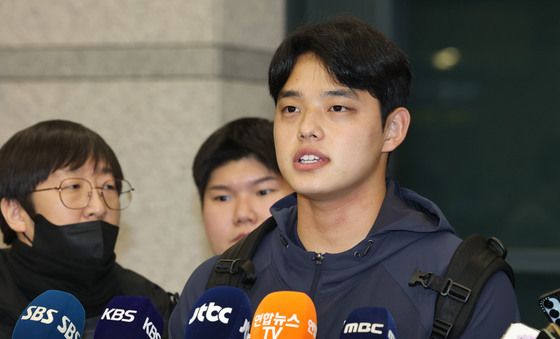 취재진과 인터뷰하는 문동주