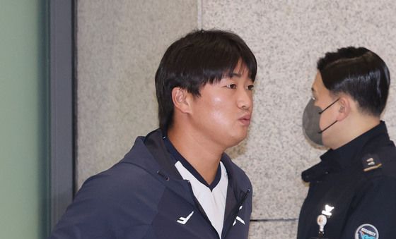 고우석 '대표팀 훈련 마치고 귀국'