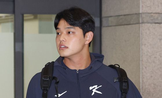 훈련 마치고 귀국하는 문동주