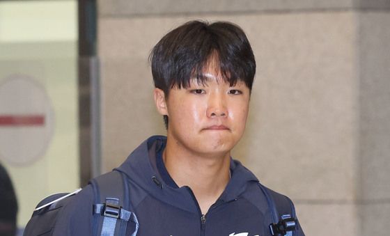 훈련 마치고 귀국하는 정우주