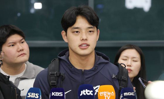 취재진과 인터뷰하는 문동주