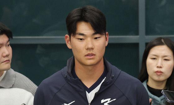 취재진과 인터뷰하는 김주원