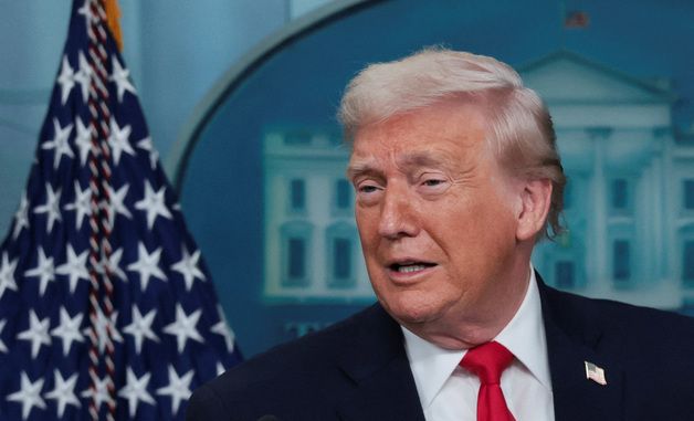 [포토]취임 1주년 맞아 백악관 브리핑룸 찾은 트럼프 美대통령