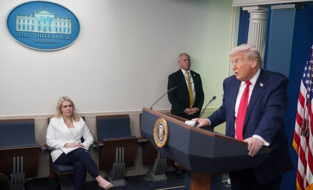 [포토]취임 1년 맞아 백악과 브리핑룸 찾은 트럼프 美대통령