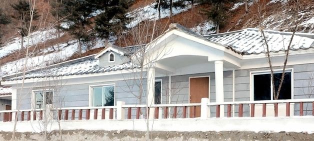 北 자성군 농장 주민들, '살림집이용허가증' 획득