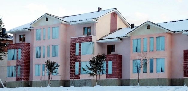 지붕에 눈 쌓인 北 자성군 새 주택들