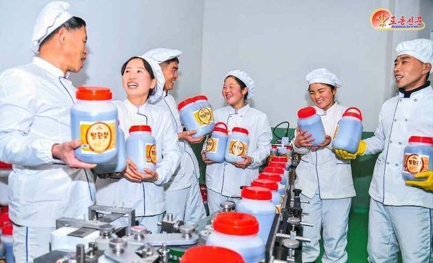 북한 “생산설비 기술 제고에 큰 힘”…연탄군 식료공장 조명