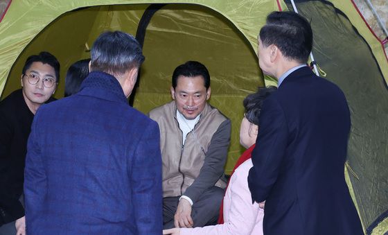 산소 발생기 착용한 장동혁 대표