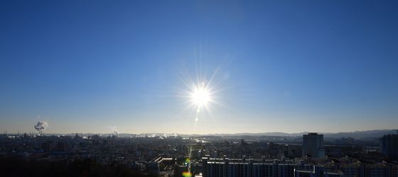 푸른 하늘 반기는 겨울 햇살