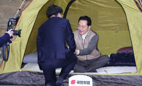 이준석과 악수하는 장동혁