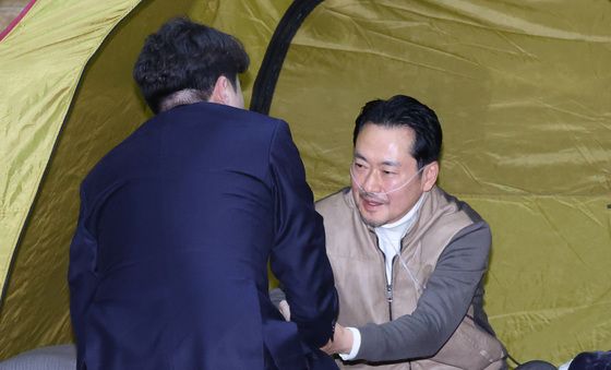 악수하는 장동혁·이준석