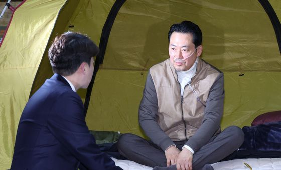 장동혁 단식농성장 찾은 이준석