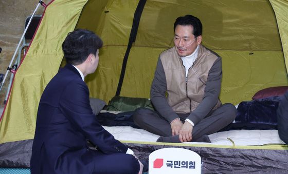 대화나누는 장동혁·이준석