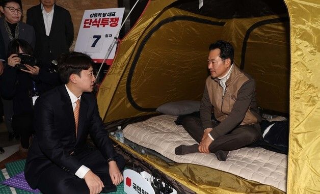 이준석 대표, 장동혁 대표 단식 농성장 방문