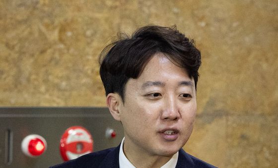 취재진 질문 답하는 이준석 개혁신당 대표